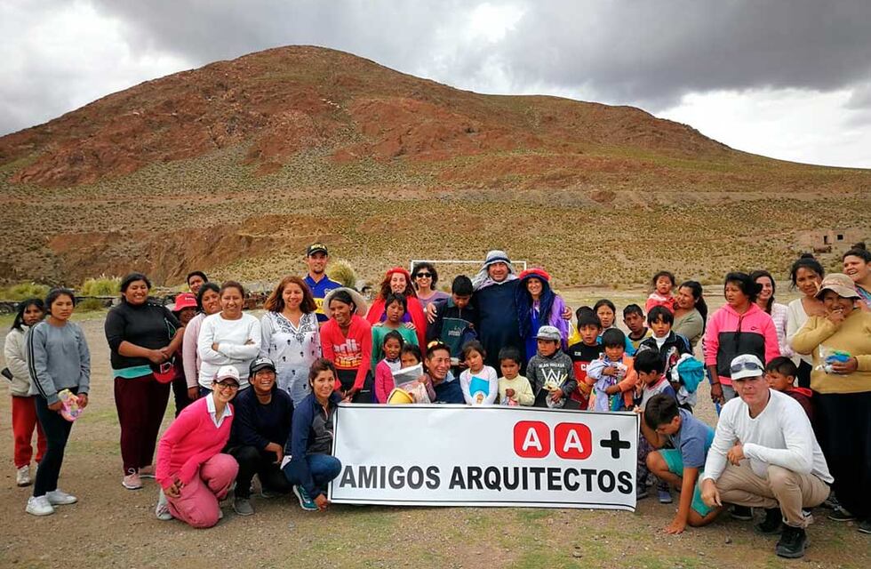 Un grupo de arquitectos salteños junta juguetes para celebrar el Día de Reyes