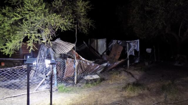 La precaria construcción fue destruida por completo a causa del fuego