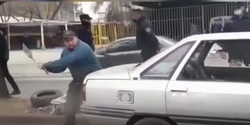 Destrozó el vehículo antes de que se lo llevara la grúa municipal.