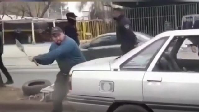 Destrozó el vehículo antes de que se lo llevara la grúa municipal.