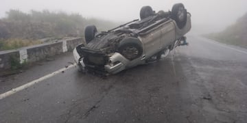 Camioneta volcada en el tramo entre Tafí del Valle y El Infiernillo.