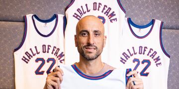 Ginobili será inducido en la mítica ceremonia que reconoce a los mejores de la historia del básquet y ya recibió su camiseta con el año de la clase en la espalda. (Gentileza @Hoophall).
