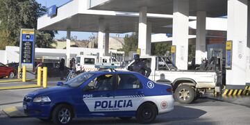 Golpearon a dos playeros de una estación de servicio en avenida Vélez Sársfield al 6.500, en Córdoba capital.