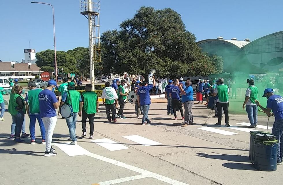 Las filiales de STIA del país manifestaron en la planta Arroyito de Arcor