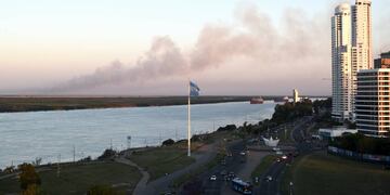 Nuevas columnas de humo aparecieron en Rosario mientras se retoma el debate por la Ley de Humedales.