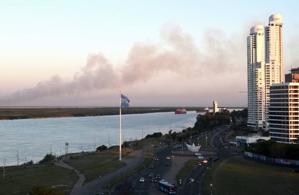 Sin dictamen por la Ley de Humedales, volvieron las quemas frente a Rosario