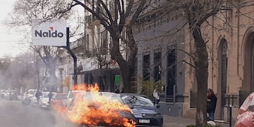 Se incendió un vehículo en calle 1810 entre Moreno y Sarmiento