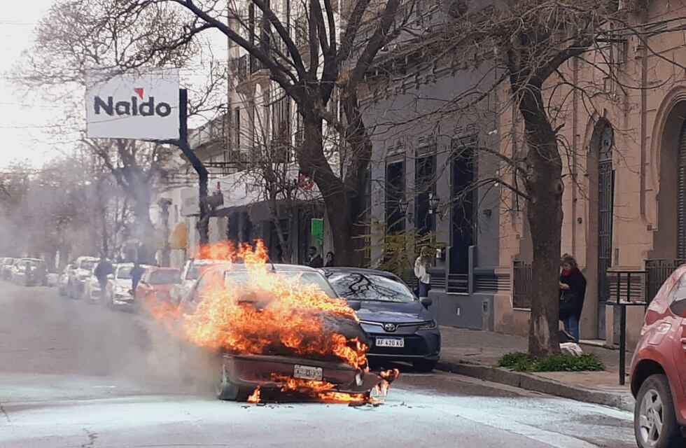 Tres Arroyos: Se incendió un vehículo en calle 1810 entre Moreno y Sarmiento