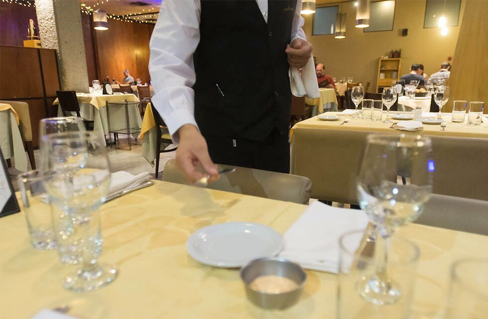 Le ofrecieron trabajo como moza de un reconocido hotel de Córdoba y la indignó la oferta salarial