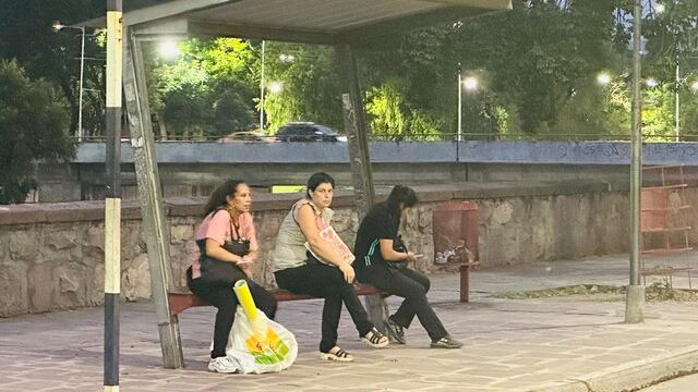 Usuarias del transporte público de pasajeros aguardan el paso de los colectivos, en San salvador de Jujuy.