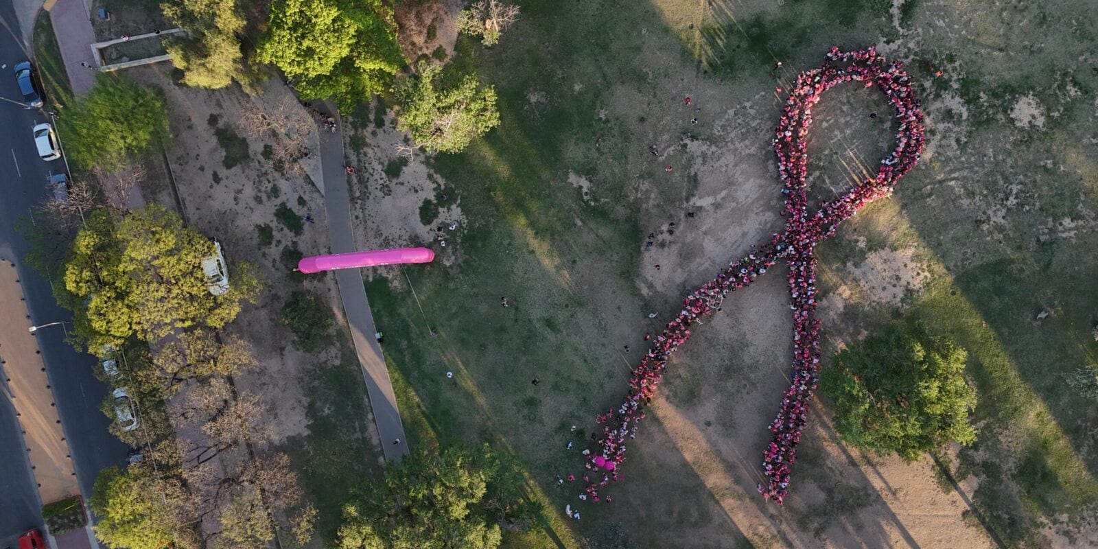Córdoba busca realizar el lazo rosa más grande de Argentina.