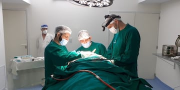 El equipo de neurocirujanos de la Clinica Regional finalizando la cirugía