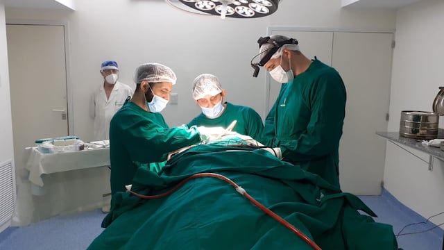El equipo de neurocirujanos de la Clinica Regional finalizando la cirugía