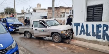 Tras una intensa persecución, los delincuentes chocaron contra una vivienda.