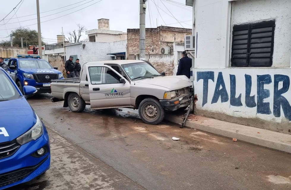 Le robaron a la Policía, escaparon y destrozaron un vehículo en Córdoba