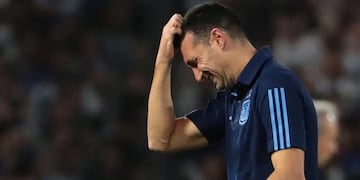 Lionel Scaloni preocupado.