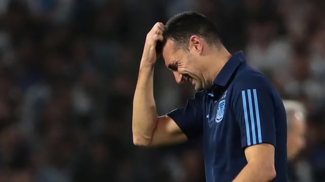 Lionel Scaloni preocupado.