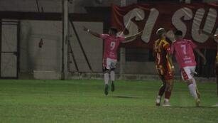 Ibáñez festeja el segundo gol del 9 ante Boca Unidos de Corrientes