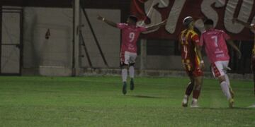 Ibáñez festeja el segundo gol del 9 ante Boca Unidos de Corrientes