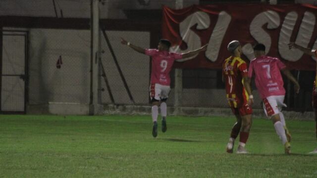 Ibáñez festeja el segundo gol del 9 ante Boca Unidos de Corrientes