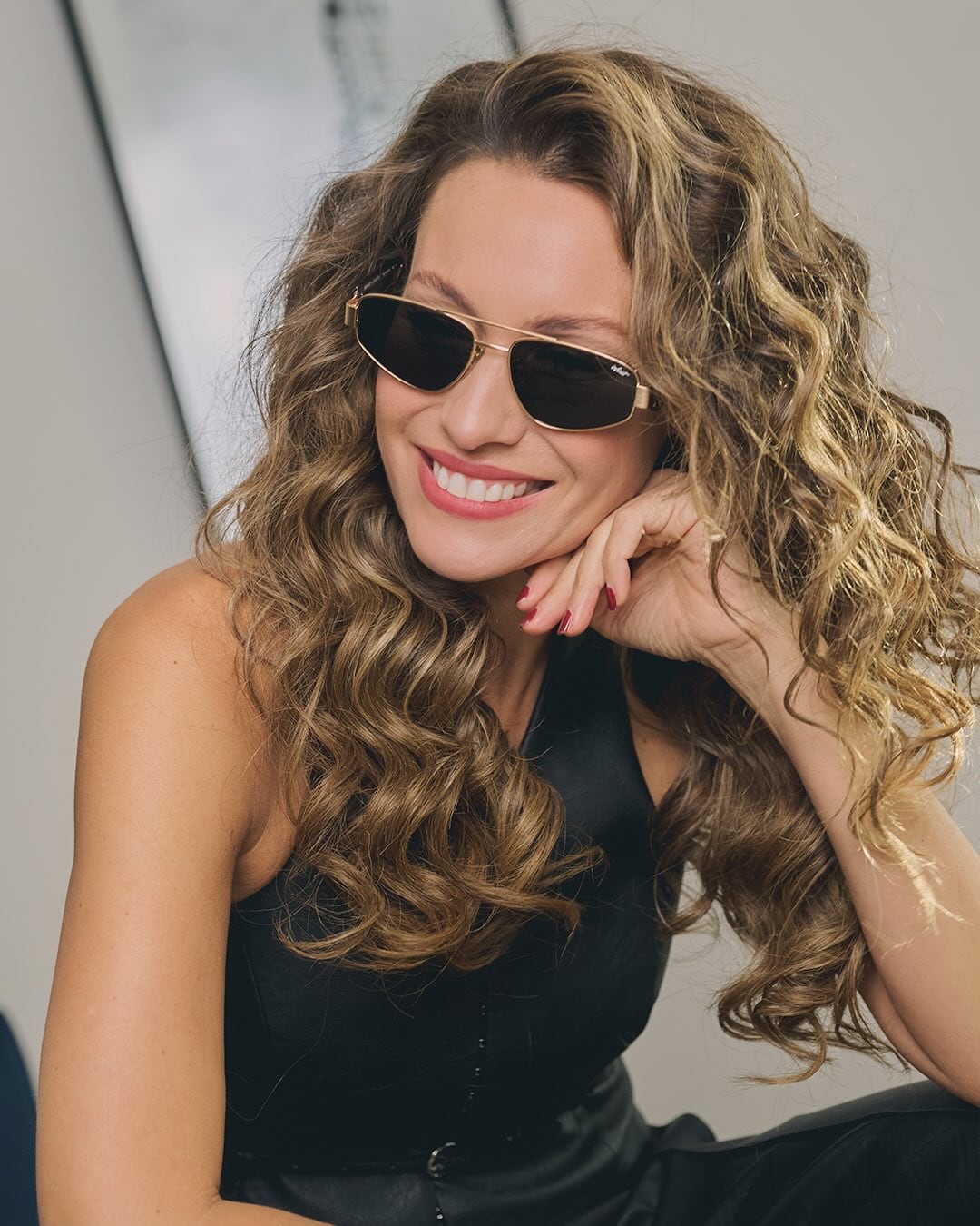 Rulos y el accesorio del verano: Pampita sorprendió con un cambio de look mega arriesgado y se llevó los aplausos del público