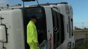 El transportista consiguió salir de la cabina antes de que llegara el personal del Sies.