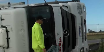 El transportista consiguió salir de la cabina antes de que llegara el personal del Sies.