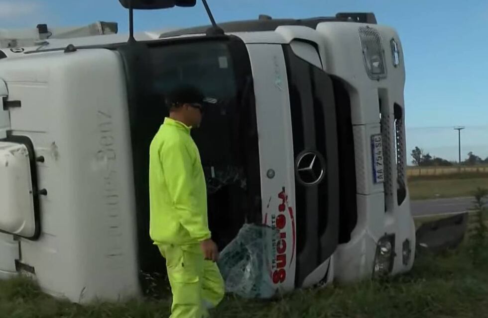 Corte de tránsito en la autopista Rosario-Córdoba: un camionero volcó en Carcarañá