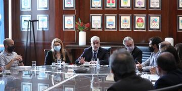 El secretario de Comercio Interior de la Nación, Roberto Feletti, acompañado de la subsecretaria Débora Giorgi, se reunió con las autoridades provinciales en el área de Acciones para la Defensa de las y los Consumidores, en en el marco del Consejo Federal de Comercio Interior (COFECI).