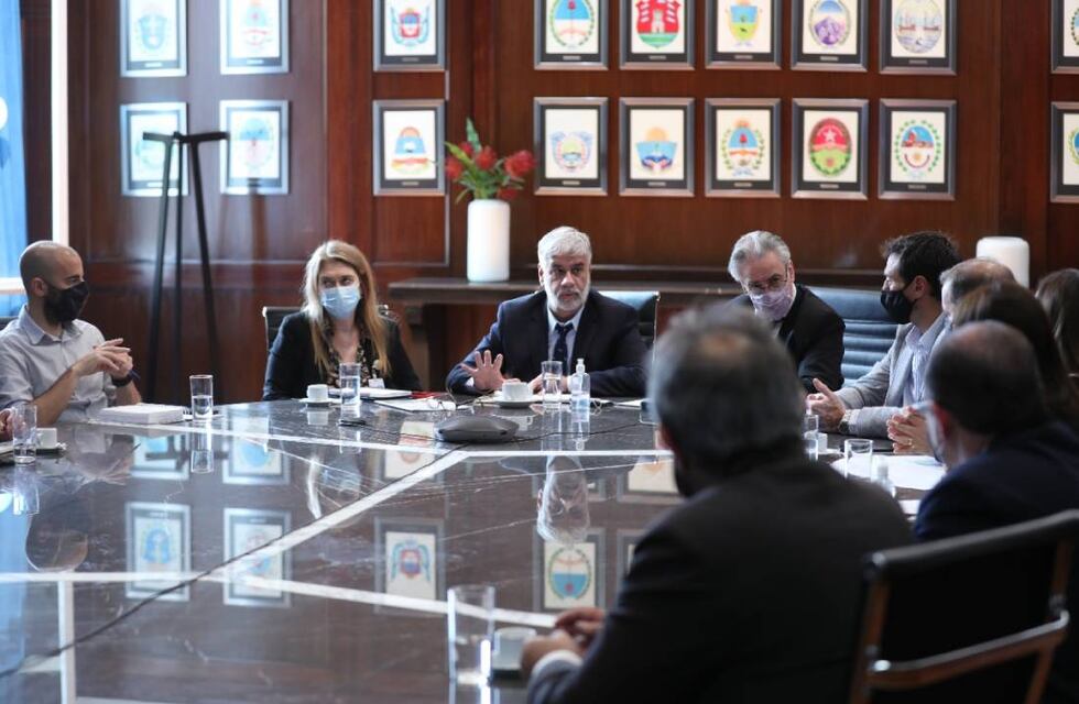 El Gobierno busca ayuda para fiscalizar el congelamiento mientras escala la advertencia empresaria