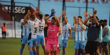 Los hinchas despidieron con aplausos a Racing, que va por otra chance para ascender (Federico López Claro).