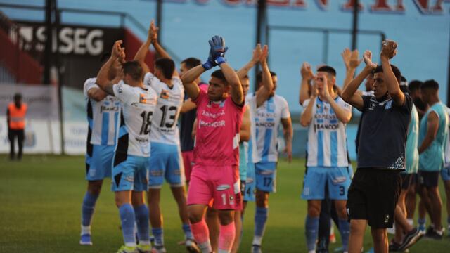 Los hinchas despidieron con aplausos a Racing, que va por otra chance para ascender (Federico López Claro).