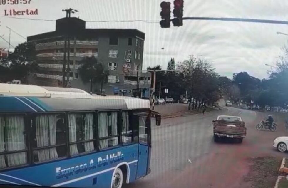 Un auto cruzó en rojo, chocó a un motociclista y huyó en Jardín América
