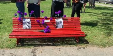 Un banco Rojo para homenajear a Ely Mendilharzu