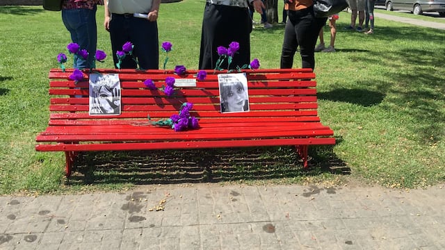Un banco Rojo para homenajear a Ely Mendilharzu