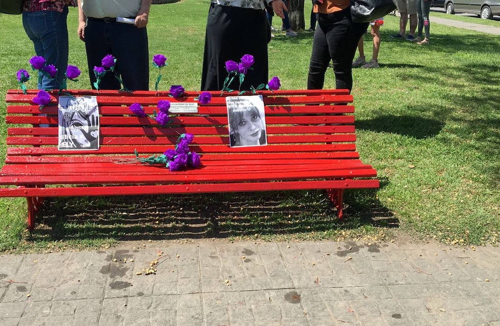 Un banco rojo para homenajear a Ely Mendilaharzu