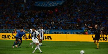 Momento crucial del Belgrano-Talleres. Patea Nahuel Bustos el penal y lo contuvo Nahuel Losada (La Voz)