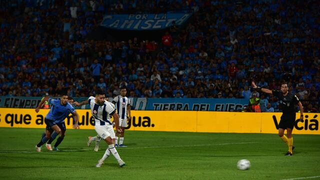Momento crucial del Belgrano-Talleres. Patea Nahuel Bustos el penal y lo contuvo Nahuel Losada (La Voz)