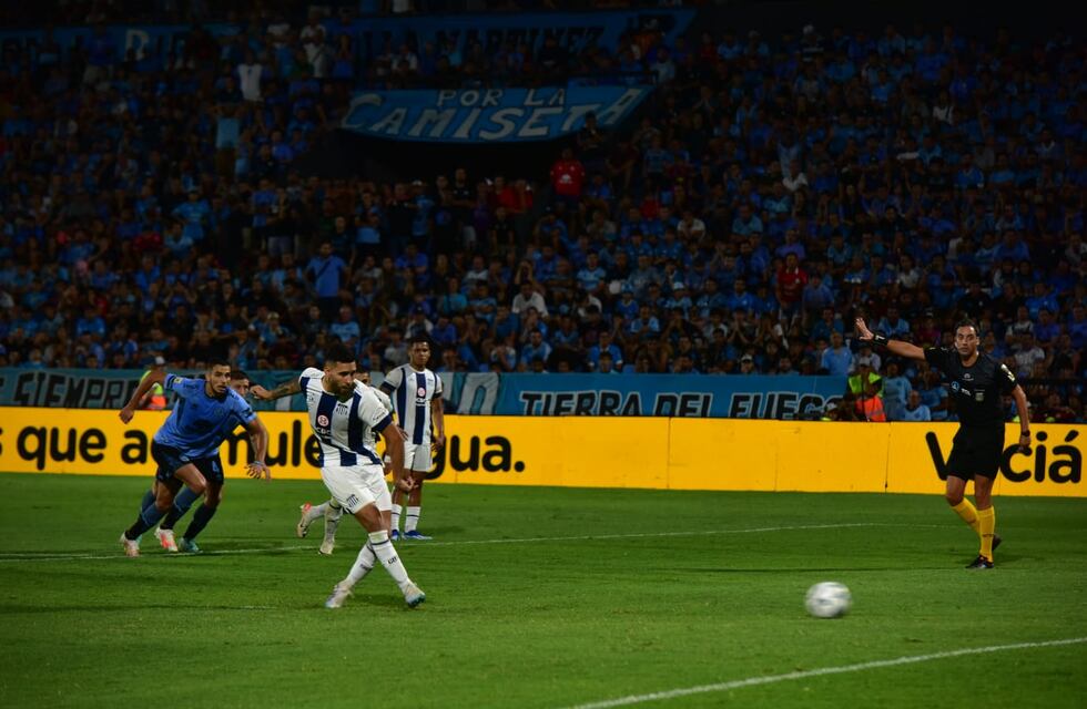 Belgrano: la espectacular toma aérea del penal que contuvo Losada, y el récord del arquero