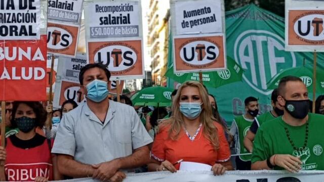 Gremios y asociaciones que agrupan al personal de salud durante una manifestación. (Twitter UTS/archivo)
