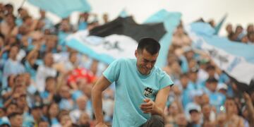 La emoción de ese hincha y de todo Belgrano en San Nicolás. Día inolvidable. (Federico López Claro / La Voz / Enviado especial a San Nicolás).