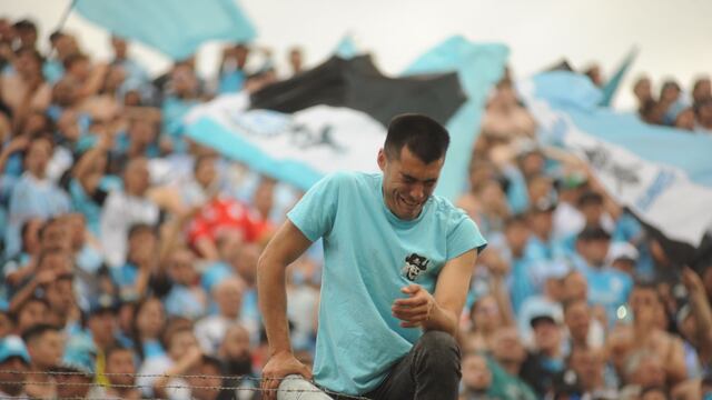 La emoción de ese hincha y de todo Belgrano en San Nicolás. Día inolvidable. (Federico López Claro / La Voz / Enviado especial a San Nicolás).