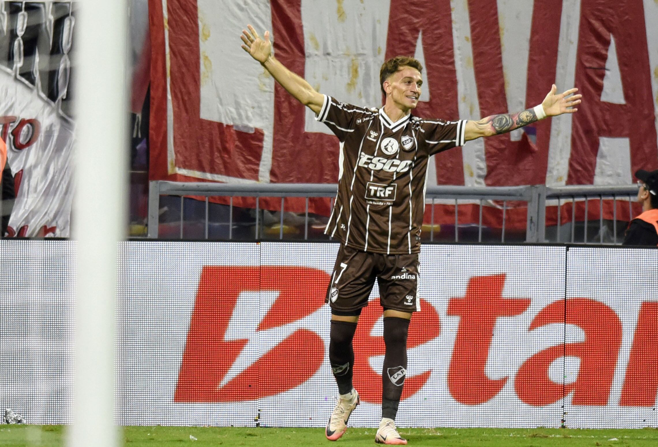 Guido Mainero festeja su gol en Platense para ganarle a Huracán en la Liga Profesional. (Fotobaires)