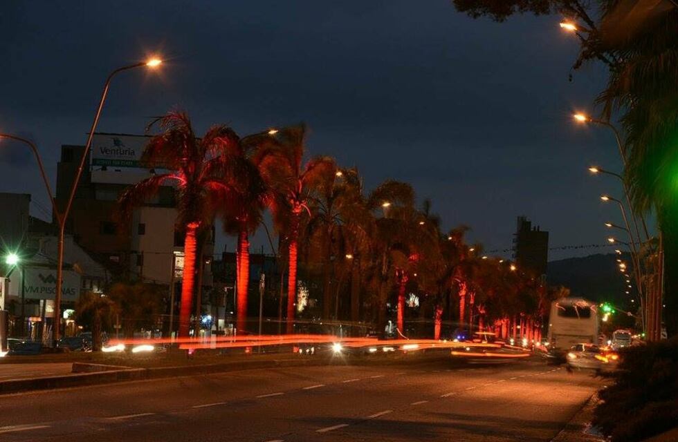 Carlos Paz de rojo por la poliomielitis