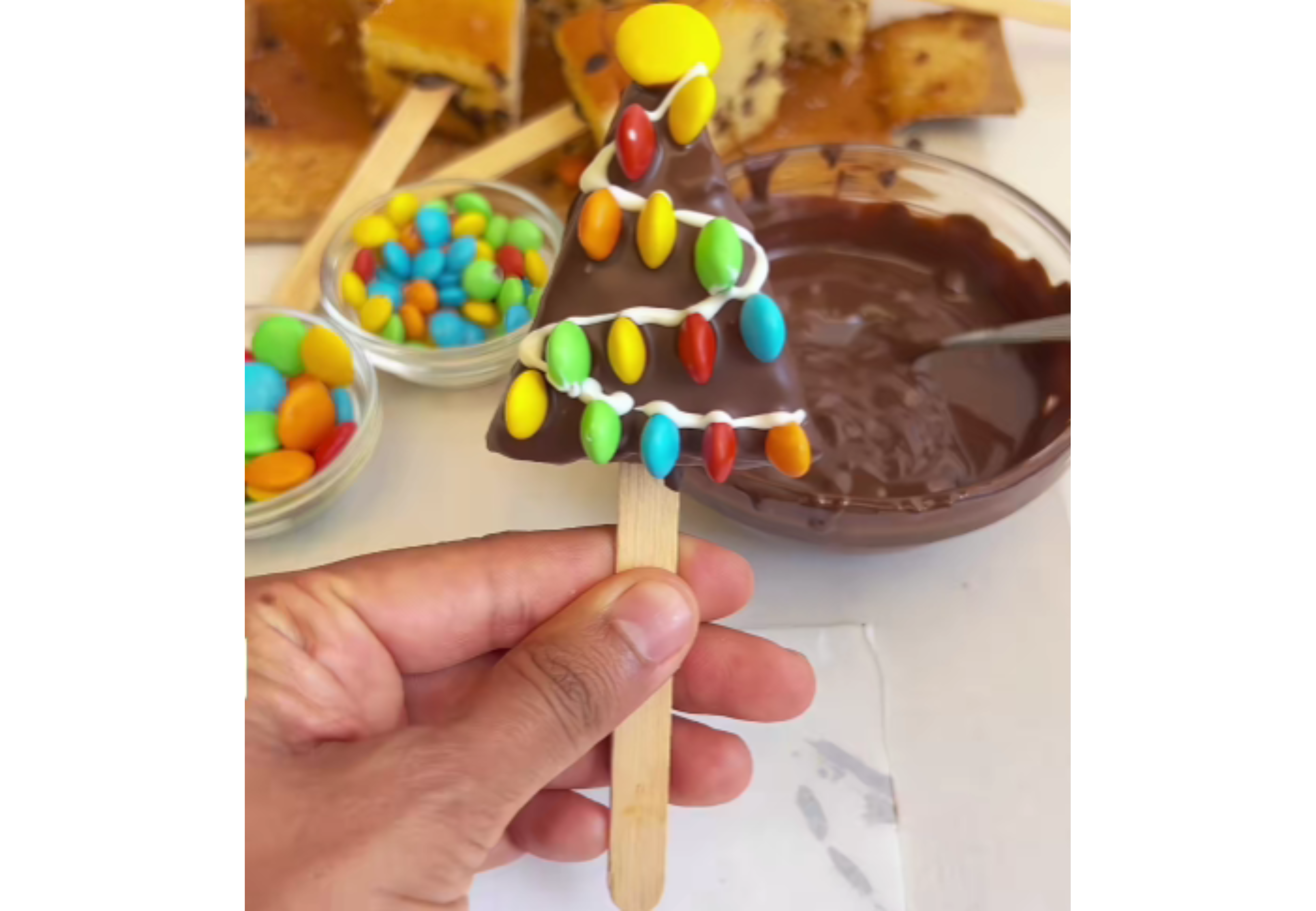 En simples pasos se pueden hacer unos arbolitos navideños.