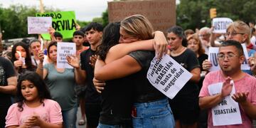 Familiares del hombre asesinado marchan por las calles de Yofre para pedir justicia.