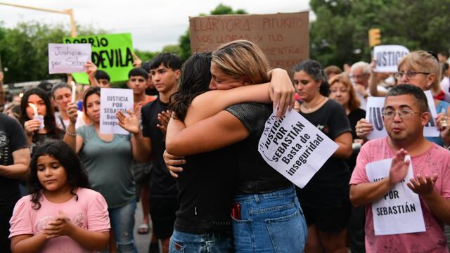 Familiares del hombre asesinado marchan por las calles de Yofre para pedir justicia.