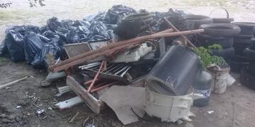 Las cuadrillas municipales de Carlos Paz continúan con la limpieza de basurales clandestinos en la colectora