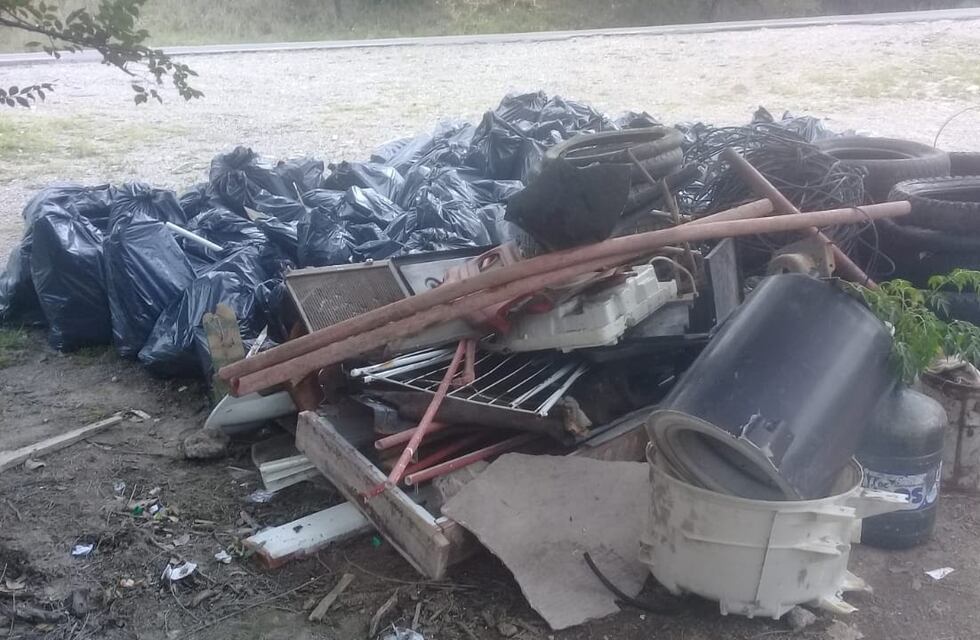 Las cuadrillas municipales de Carlos Paz continúan con la limpieza de basurales clandestinos en la colectora