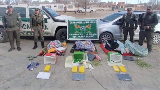 En un piquete en la ruta nacional 9 en Jujuy, la GNA interceptó un vehículo que llevaba cocaína.